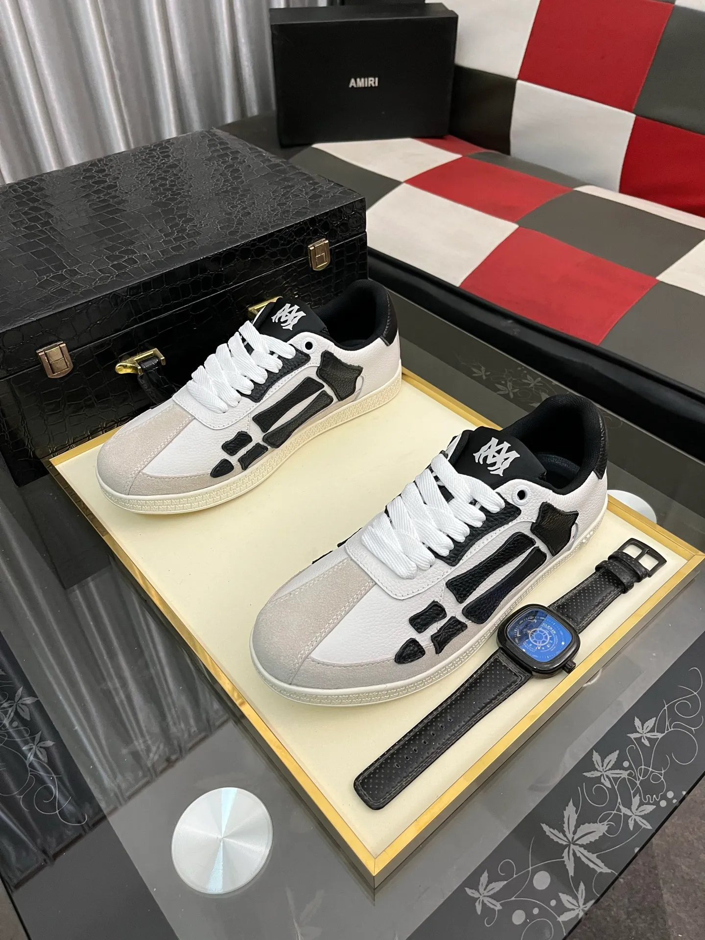 Men's shoes 💰420⌚️⌚️《AMIR*》New men's low-top casual sports sneakers bone shoes, another pair of irresistible bone shoes. Bone shoes are one of AMIRI's most popular items. They use first-layer cowhide uppers. The side bones are made of two cowhide laminations. They have a three-dimensional feel. The leather incisions are all oil-edged. Contrasting color design. Simple style. Fashionable sports. Customized metal LOGO nameplate to embellish shoelaces. Exclusive control of top version. Supports comparison. Breathable mesh lining Original rubber outsole A must-have item for daily leisure Suitable for various occasions Check it out if you pursue high quality Super cool uppers Size: 38-443️⃣ Colors available